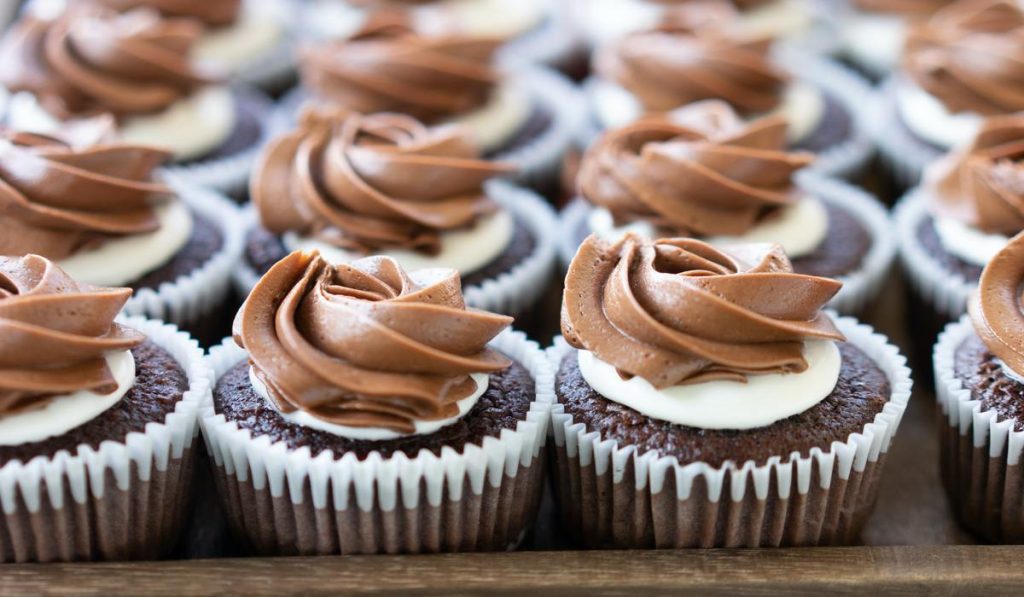 You can choose vanilla or chocolate flour for avocado frosting. 