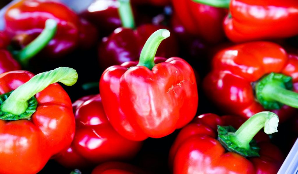 Red pepper is a great source of Vitamin C. As a result, it keeps the muscles connected to the bone.